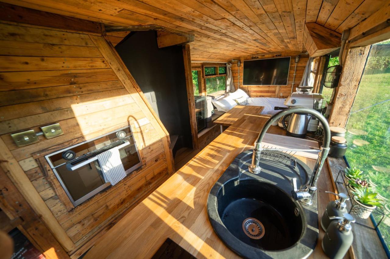 Готель Delightful 2 Bed Double Decker Bus With Hot Tub Акфілд Екстер'єр фото